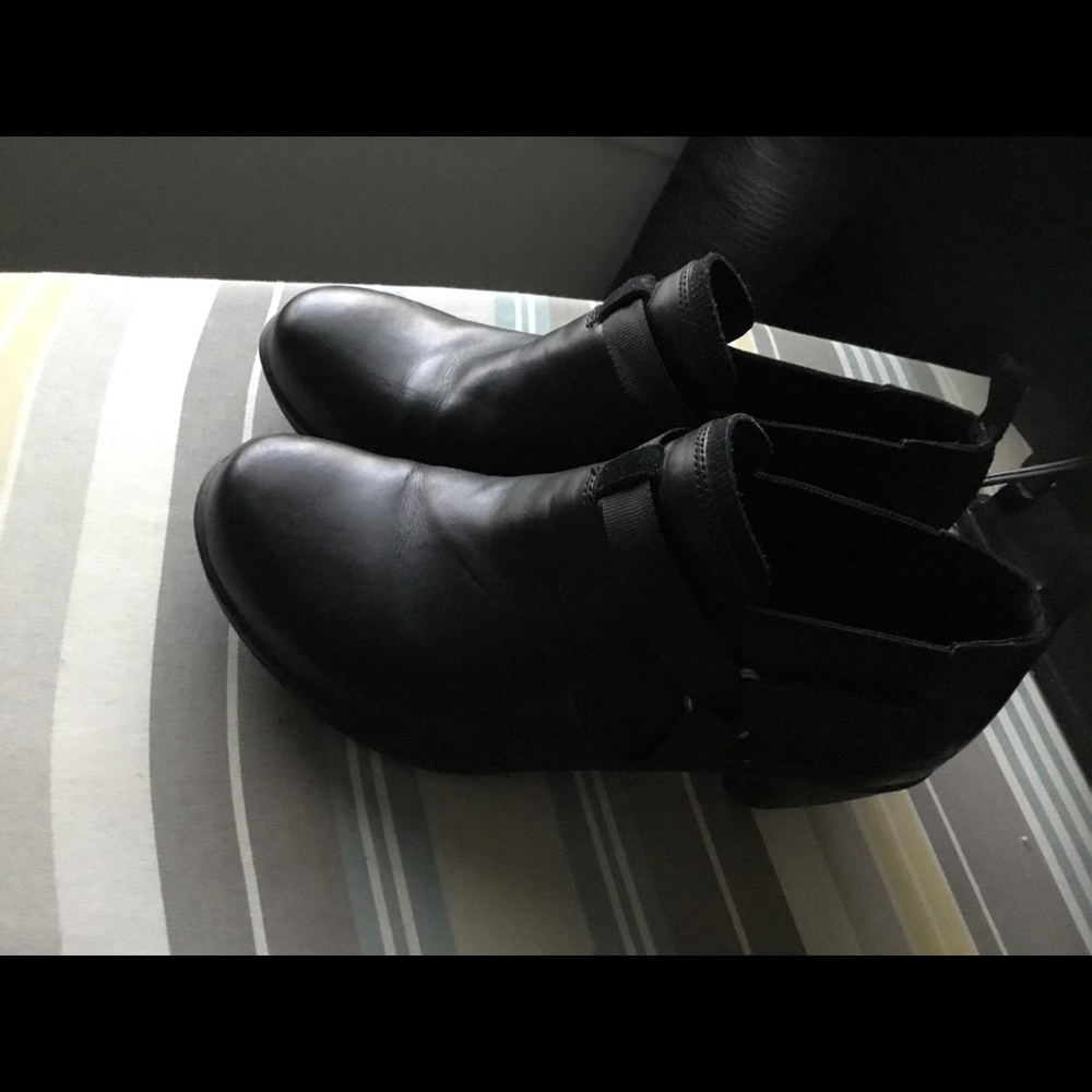 Merrill’s booties Size 7 small heel (1.5)